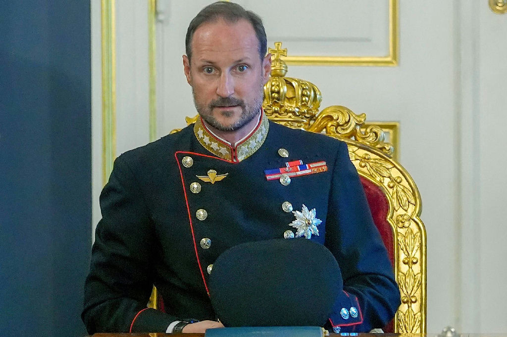 Haakon 8º ascende ao trono da Noruega após falecimento do rei Harald 5º