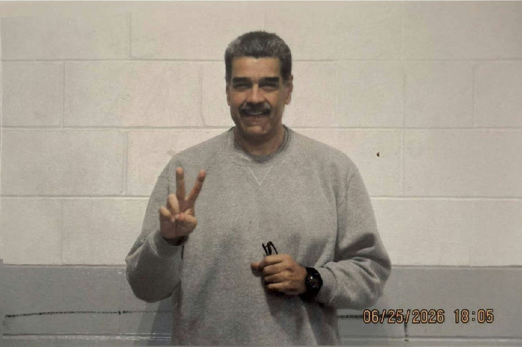 Imagens de Nicolás Maduro na prisão dos EUA mostram sorriso e recado religioso