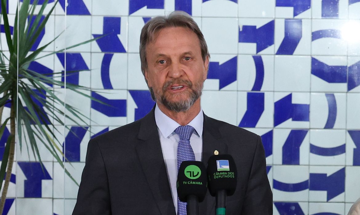 Incidente com líder do PT na Câmara adia votações cruciais no Congresso