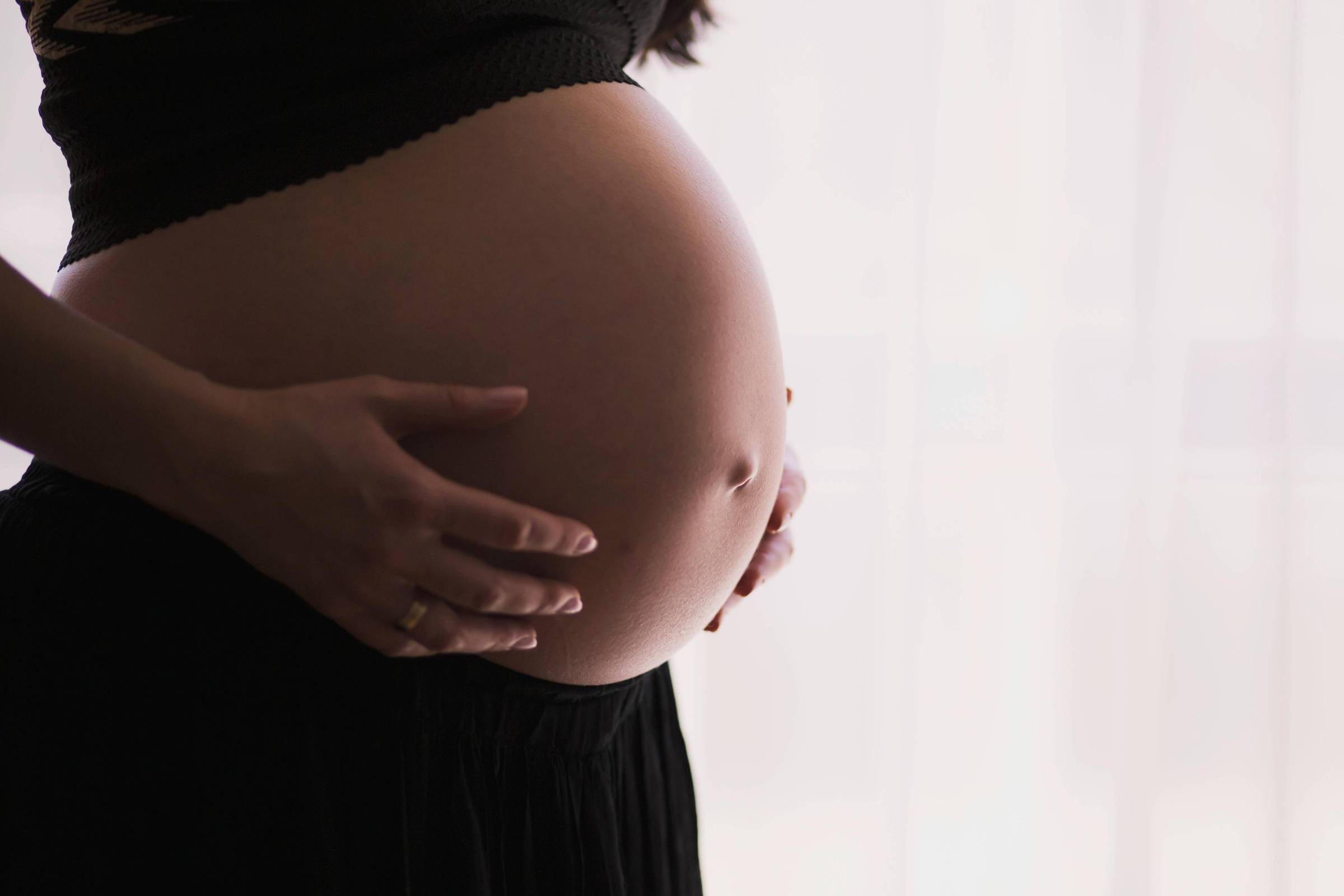 Justiça condena hospital por morte de bebê após parto induzido sem consentimento