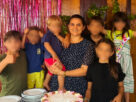 Mãe de seis filhos luta na justiça contra bloqueio de bens após exílio do marido