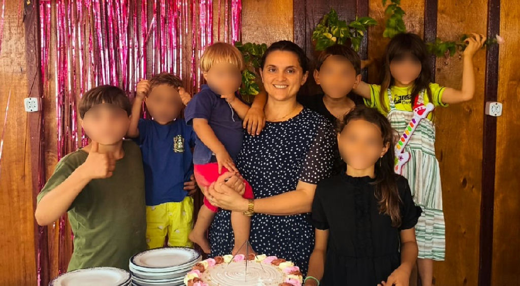 Mãe de seis filhos luta na justiça contra bloqueio de bens após exílio do marido