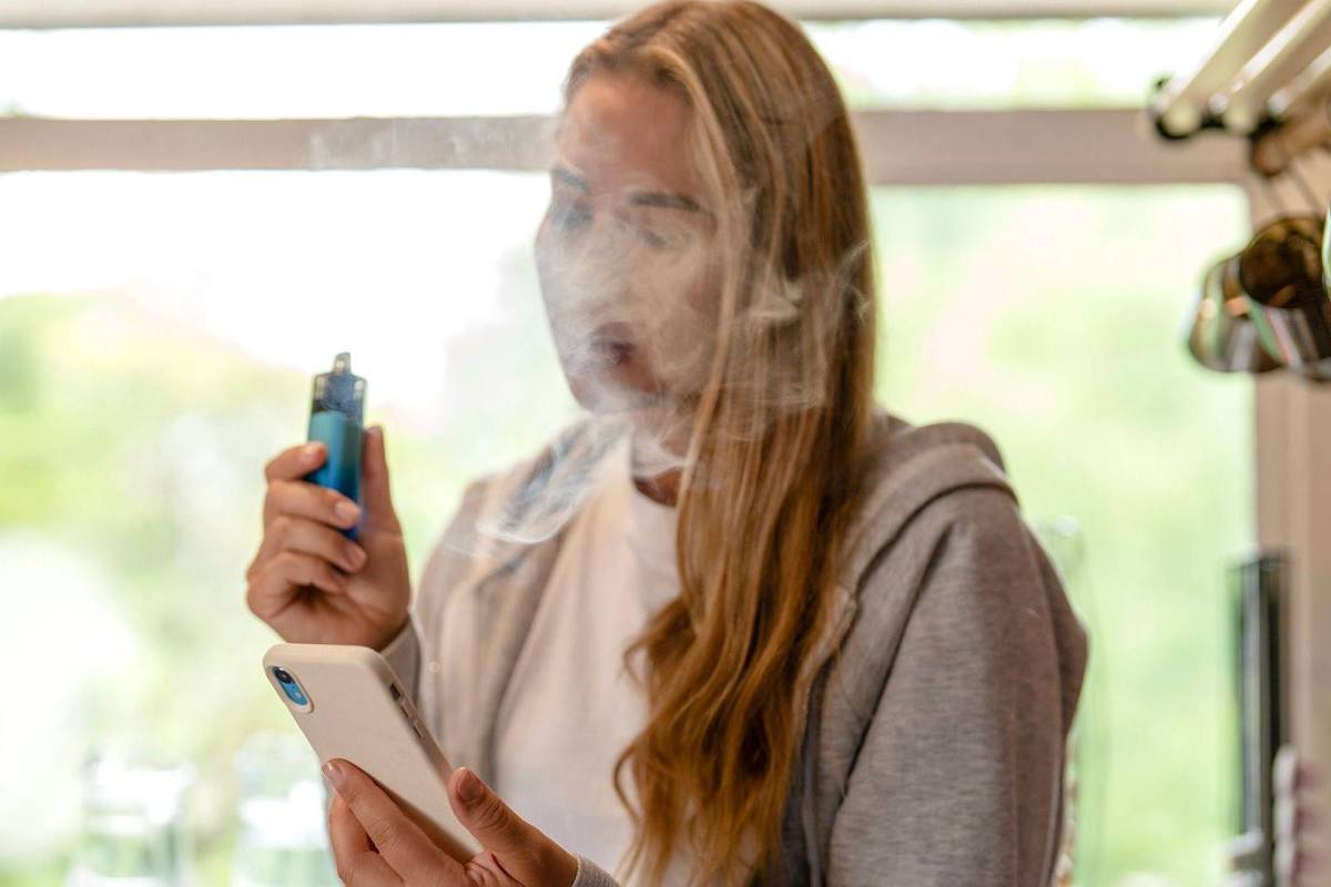 Médicos alertam para riscos crescentes do uso de cigarros eletrônicos entre jovens