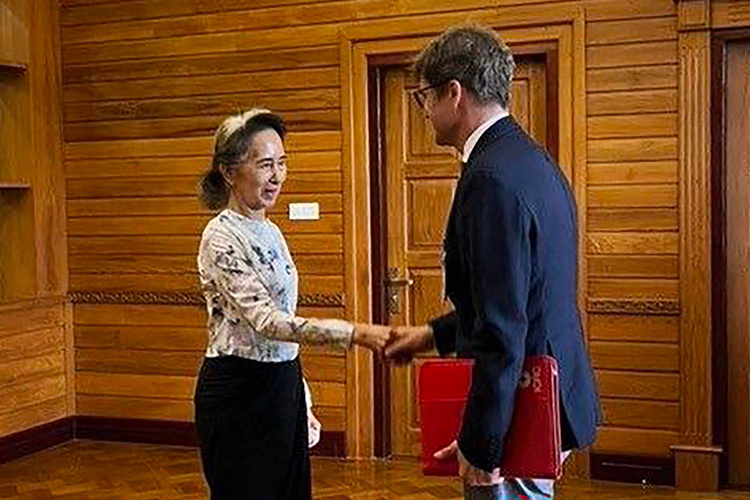 Mianmar divulga fotos de Aung San Suu Kyi após cinco anos de prisão e preocupações com sua saúde