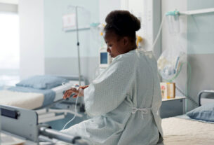 Misoginia médica é falha estrutural, admite Inglaterra sobre seu NHS