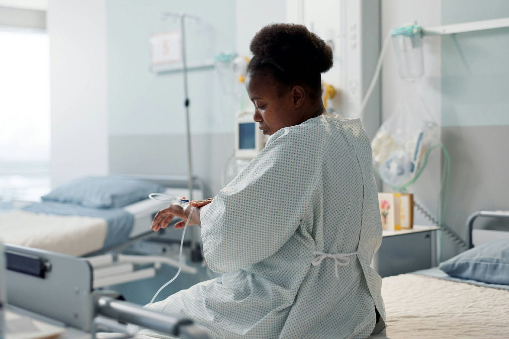 Misoginia médica é falha estrutural, admite Inglaterra sobre seu NHS