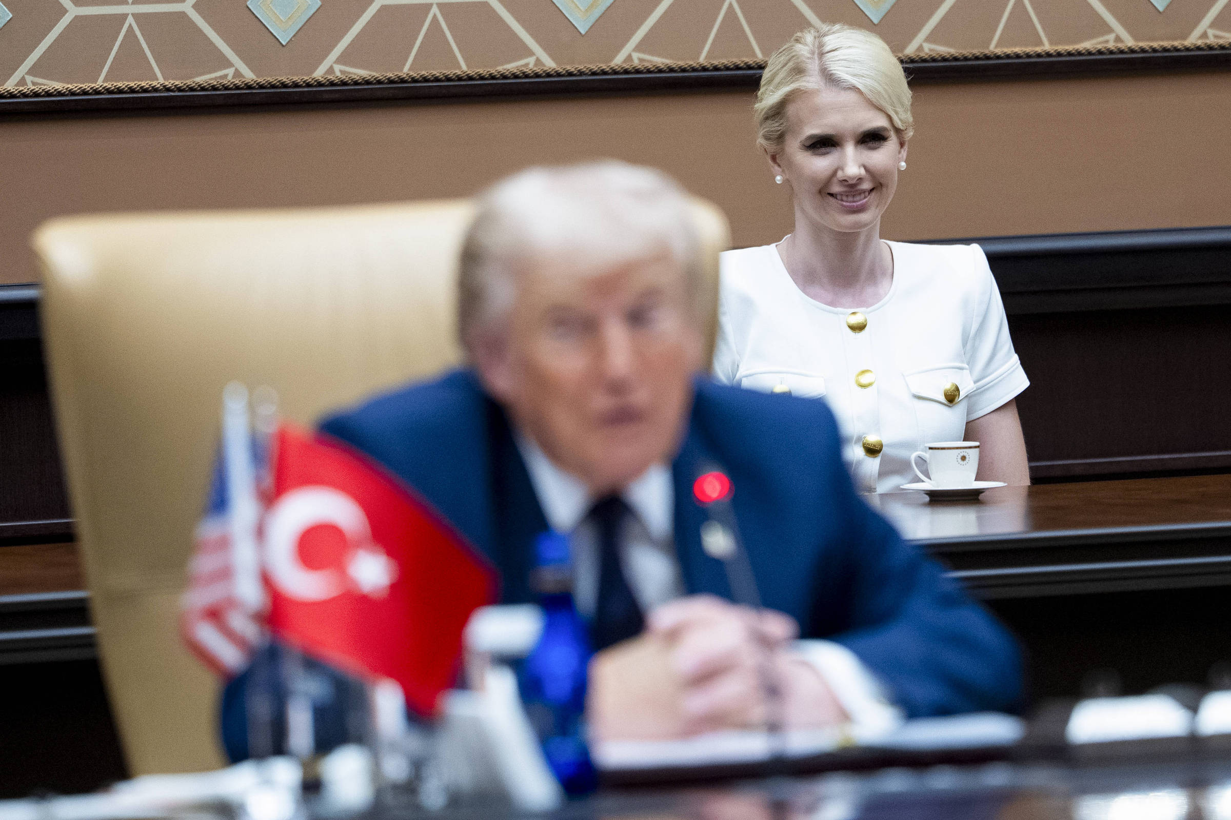 Natalie Harp: a sombra leal que circula no núcleo de poder de Donald Trump