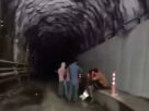 Operação de resgate retira 350 pessoas presas em túnel após inundações no Nepal