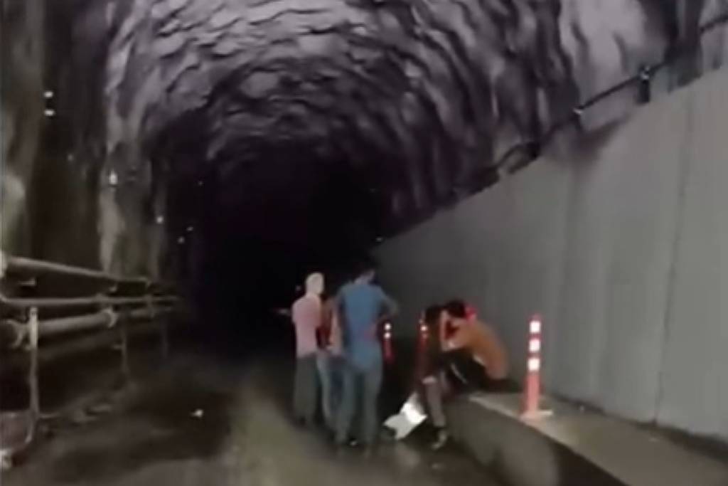 Operação de resgate retira 350 pessoas presas em túnel após inundações no Nepal