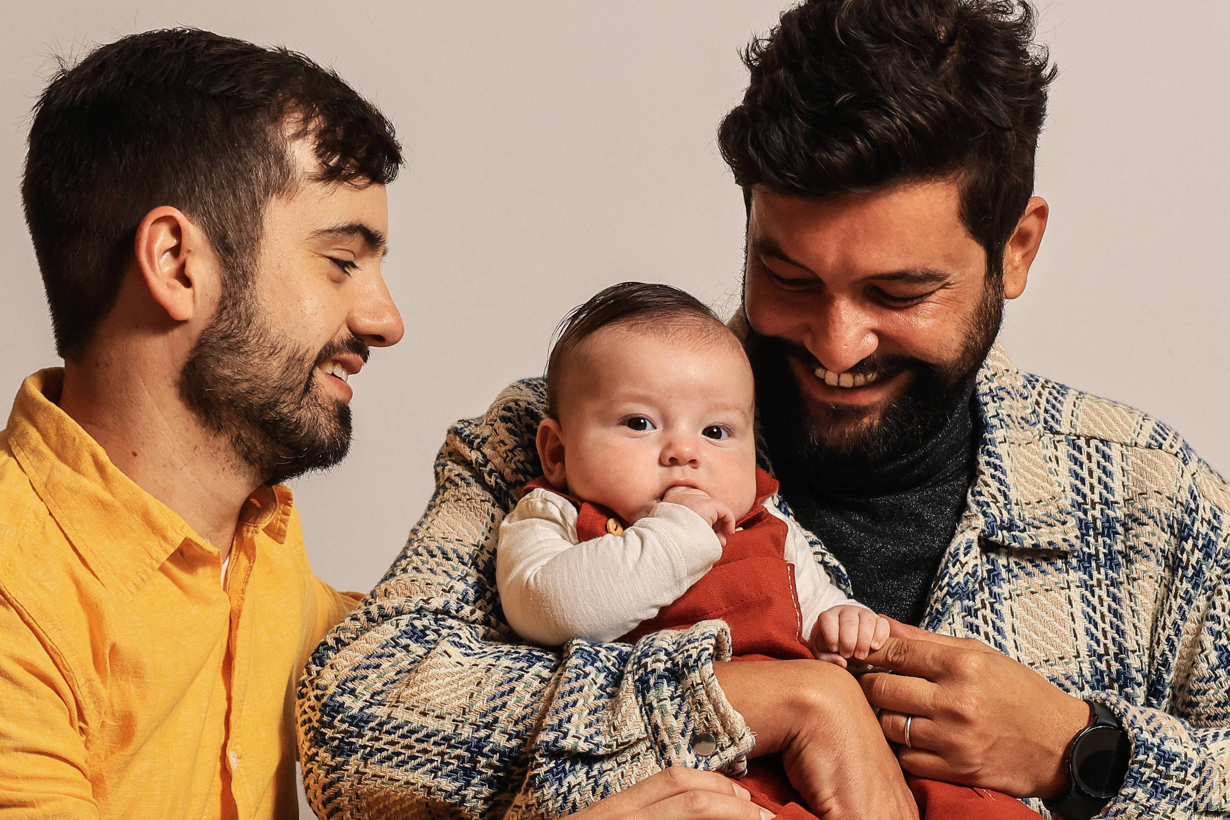 Paternidade homoafetiva rompe barreiras e redefine o conceito de família no Brasil