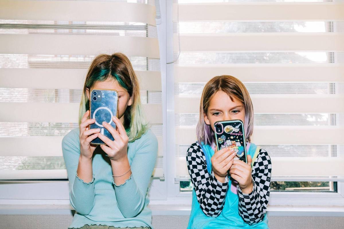 Proibir redes sociais para jovens não é solução mágica, aponta especialista