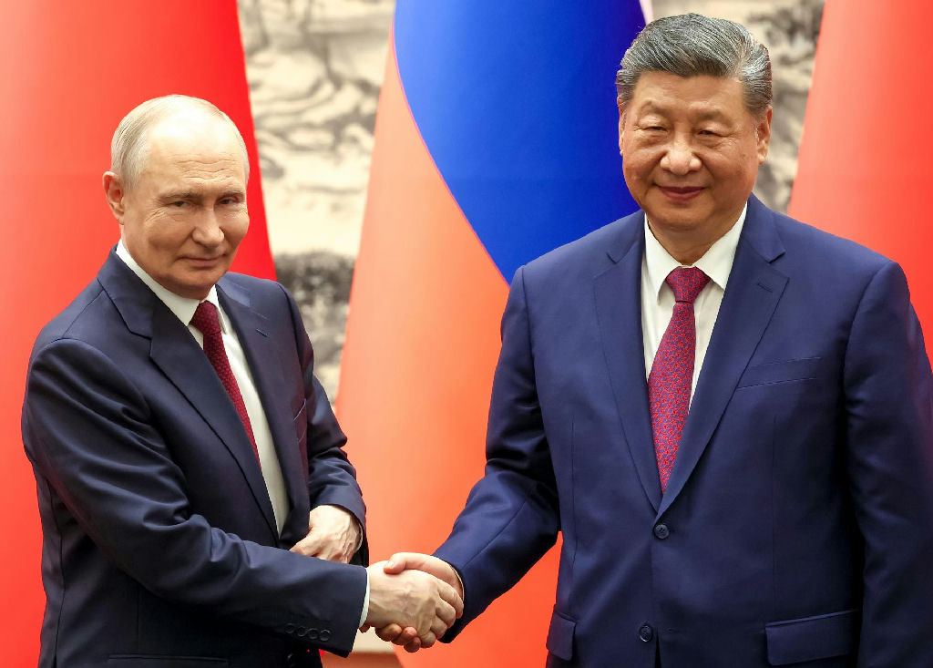 Putin e Xi Jinping estreitam laços e projetam nova ordem mundial em encontro no Quirguistão