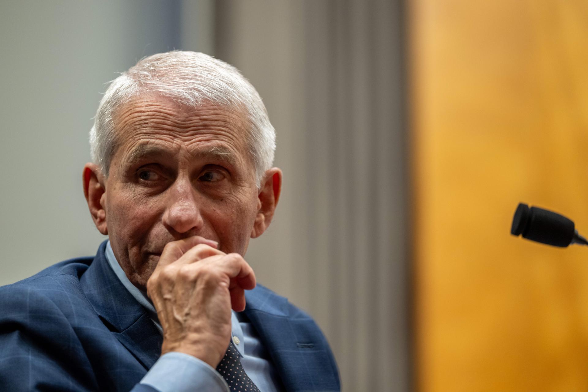 Suspeita de lucros na gestão da pandemia leva Flórida a intimar Fauci