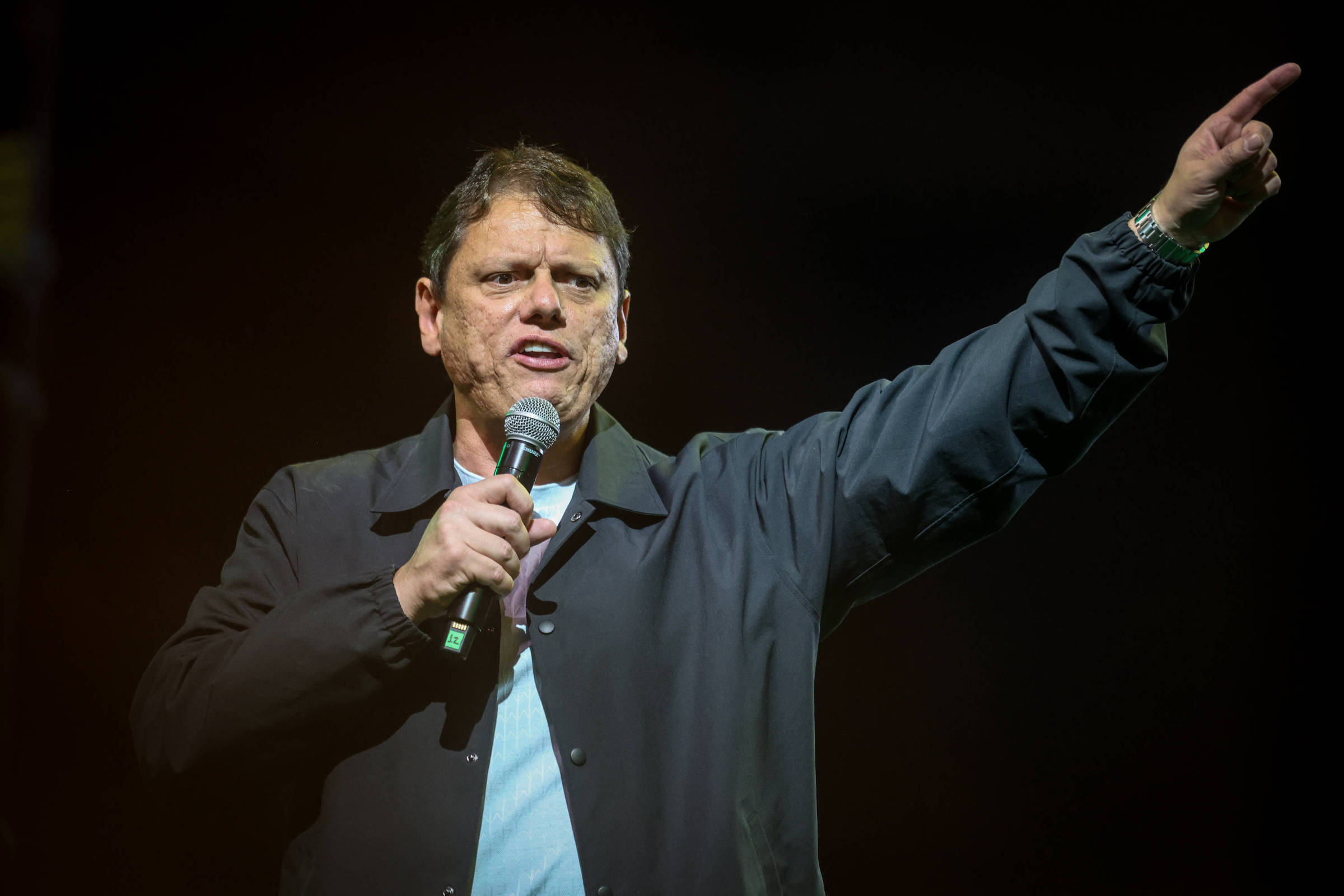Tarcísio de Freitas distancia-se de boné de Trump e defende segurança das urnas