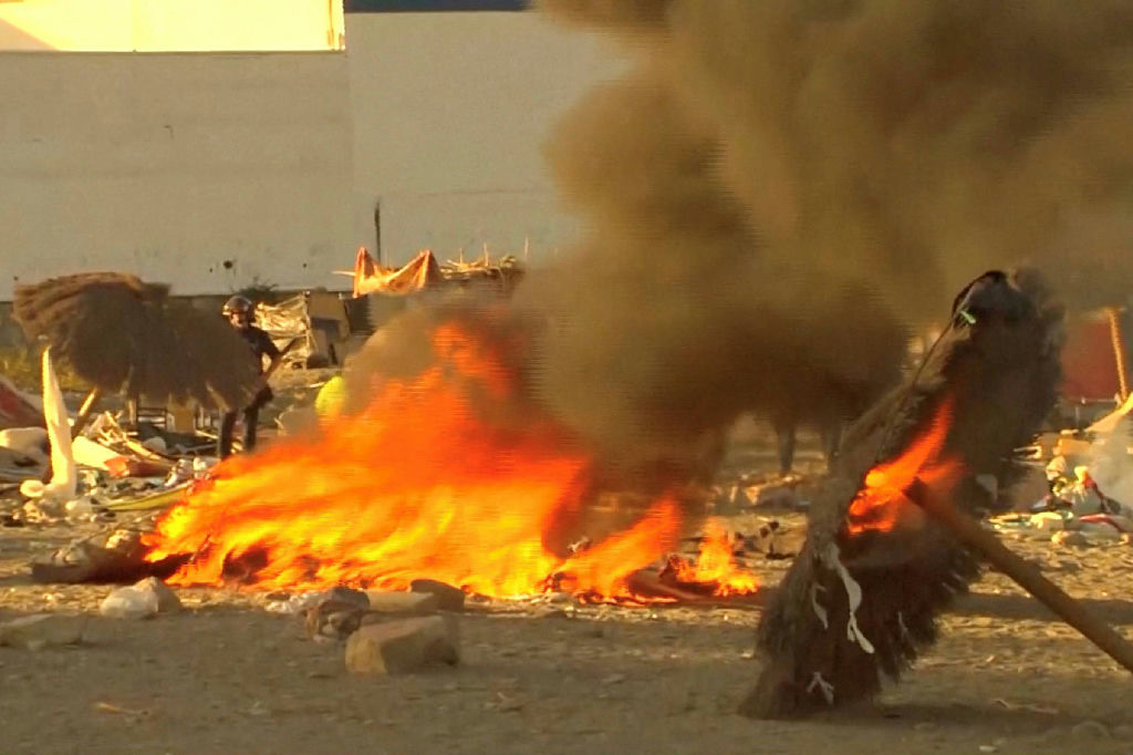 Tensão em Ceuta: moradores incendeiam acampamento de imigrantes em protesto
