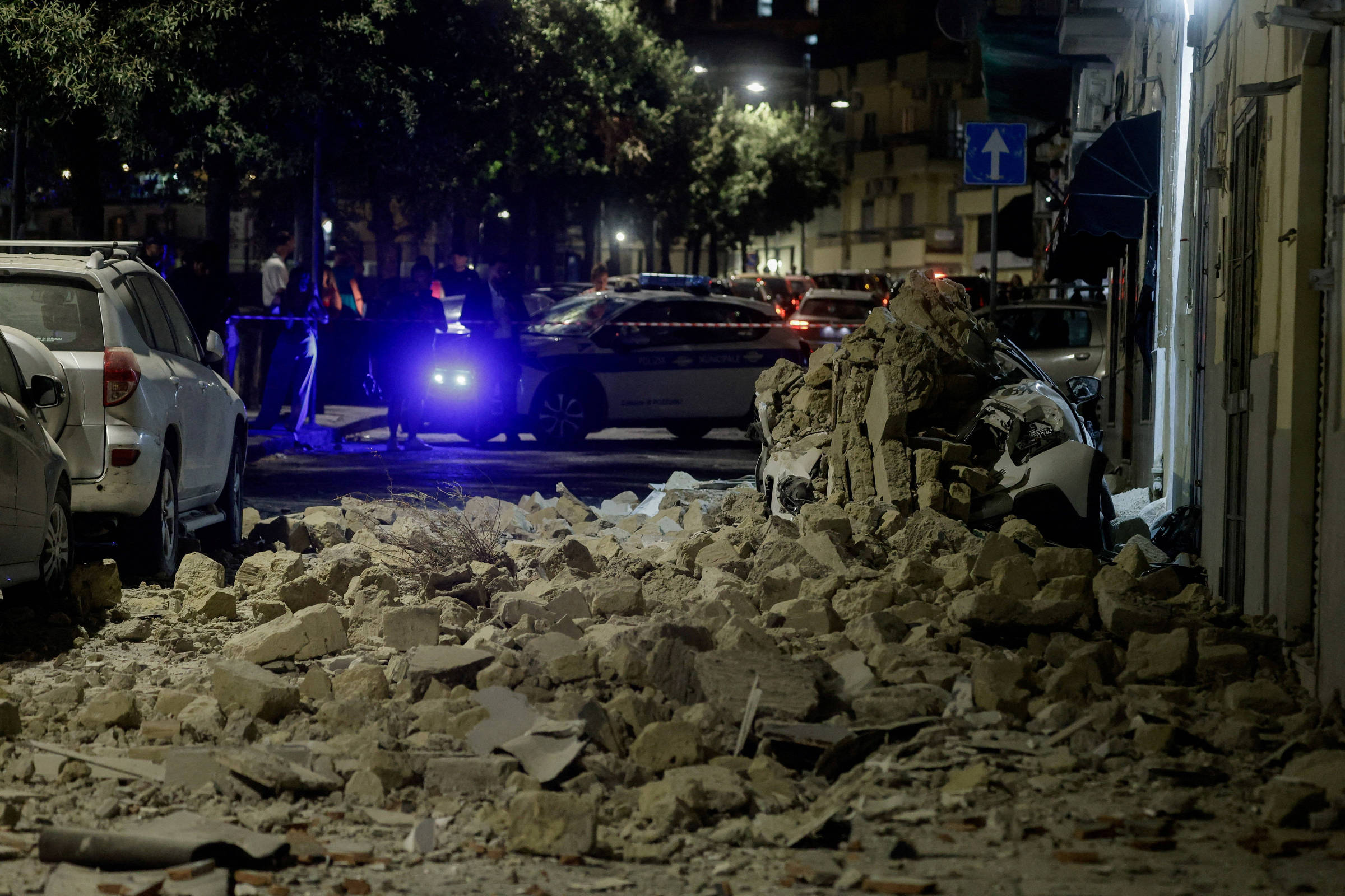 Terremoto de 4,7 atinge Nápoles, Itália, com 21 feridos e estragos em edificações