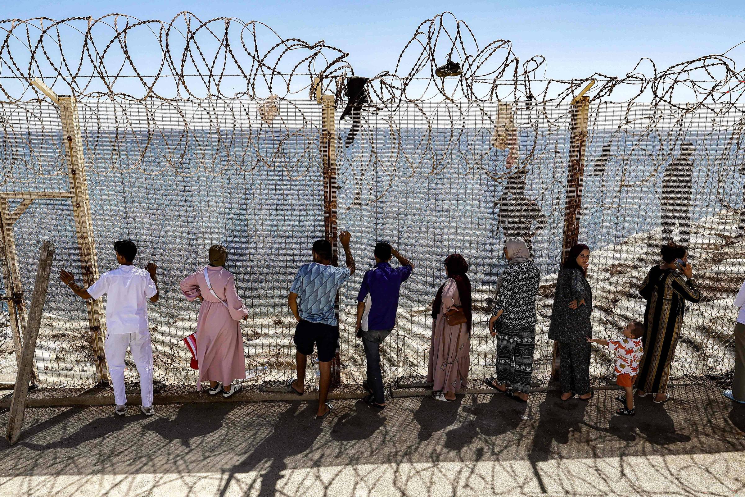 Tragédia em Ceuta: Marrocos busca mortos e desaparecidos após travessia em massa
