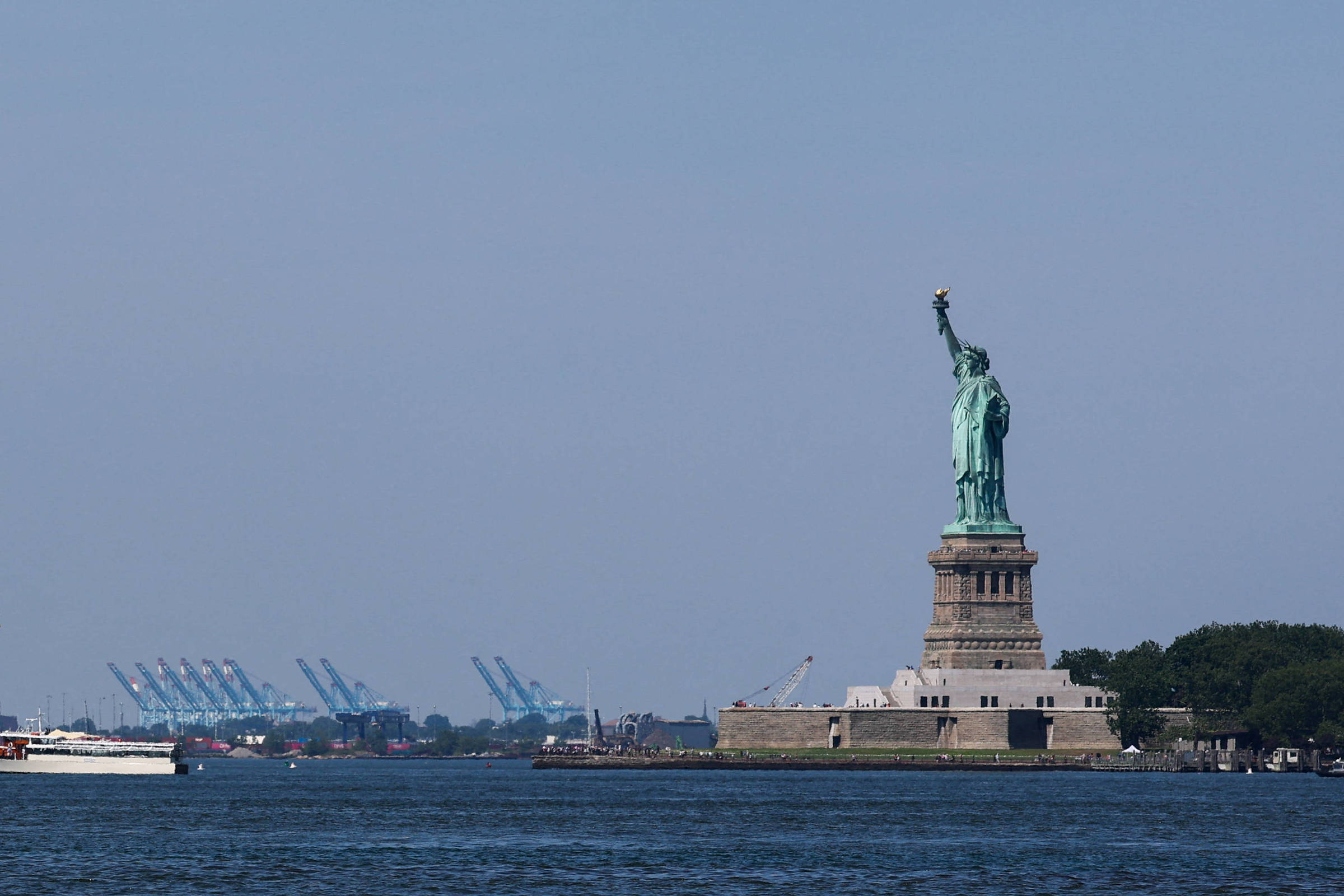 Tragédia em Nova York: Mãe e bebê morrem após barco virar perto da Estátua da Liberdade