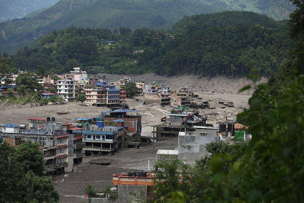 Tragédia no Himalaia: enchentes e avalanches deixam centenas de mortos na fronteira do Nepal