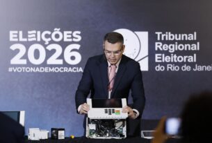 Tre-rj desmonta urna eletrônica em evento para reforçar segurança do pleito de 2026