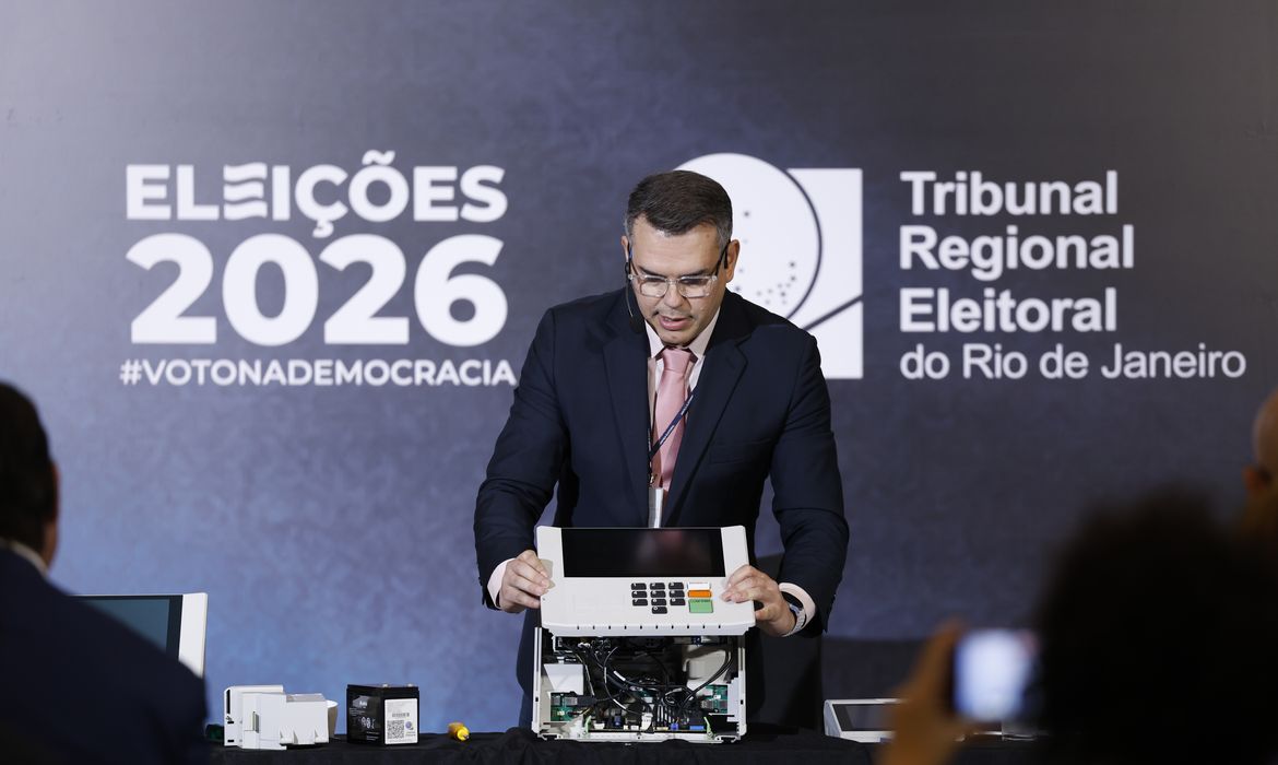 Tre-rj desmonta urna eletrônica em evento para reforçar segurança do pleito de 2026