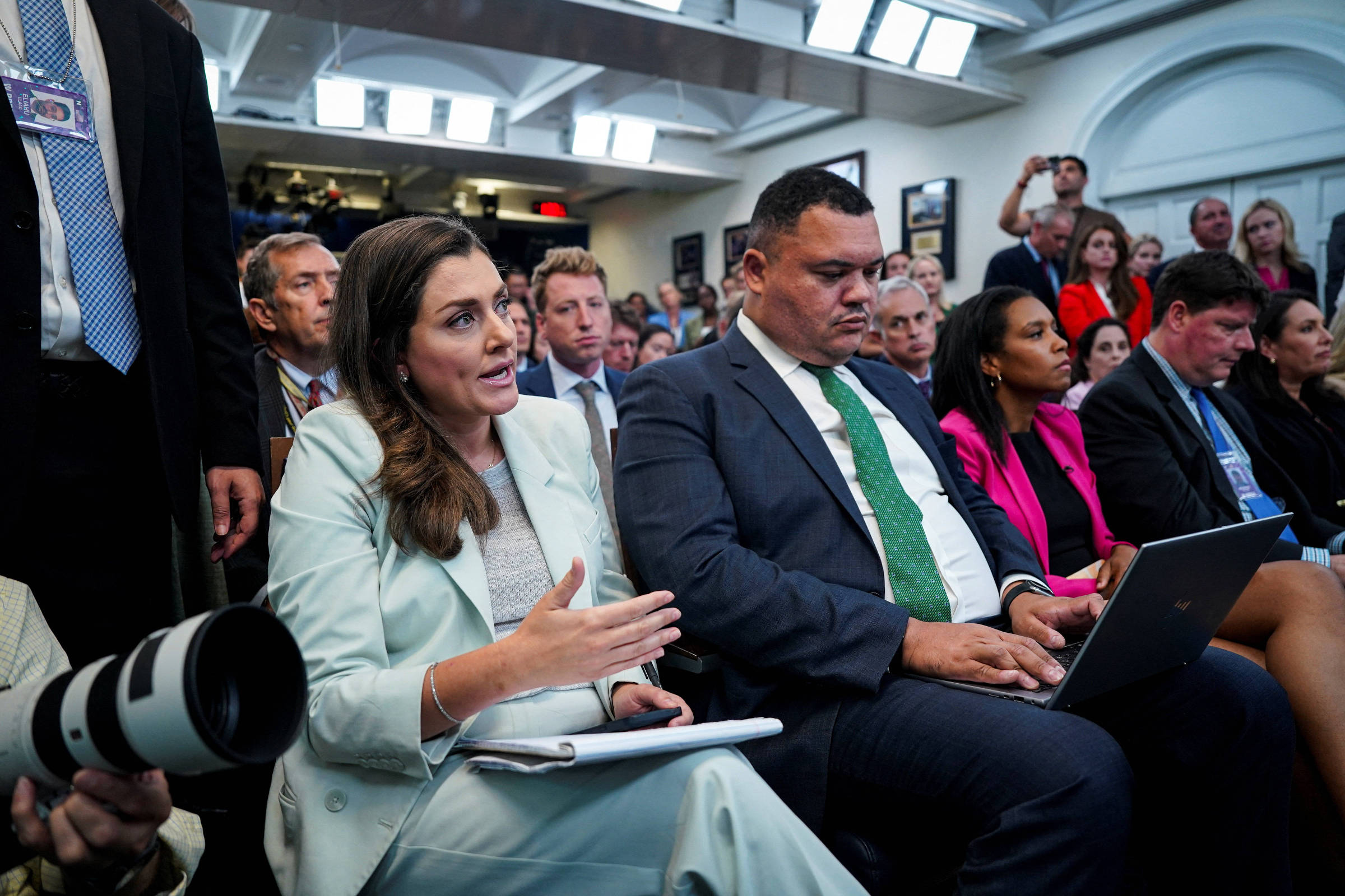Trump ataca repórter da CNN e Casa Branca intensifica ofensiva contra jornalista