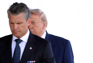Trump defende vasto arsenal de munições dos EUA e ameaça críticos com prisão