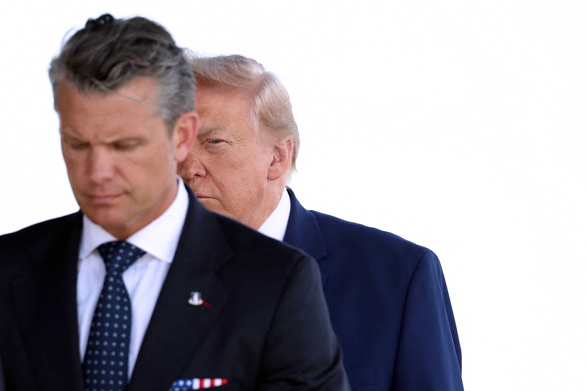 Trump defende vasto arsenal de munições dos EUA e ameaça críticos com prisão