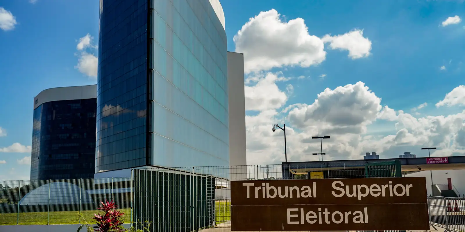 TSE reforça transparência e segurança da urna eletrônica em encontro com diplomatas