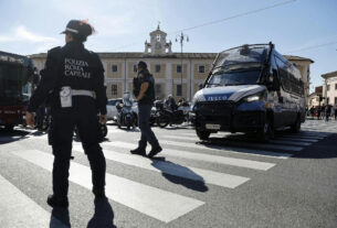 Turista é enganado por anos em anfiteatro grego falso construído por homem na Itália