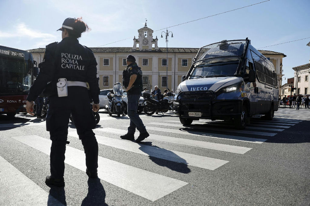 Turista é enganado por anos em anfiteatro grego falso construído por homem na Itália