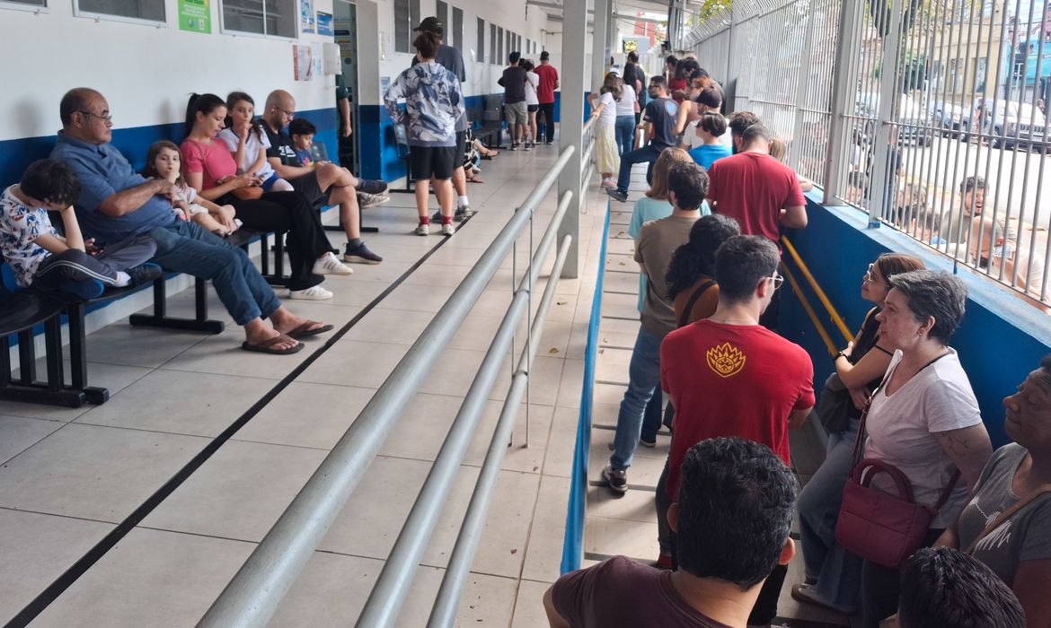 Vacinação contra sarampo gera filas em postos da capital paulista