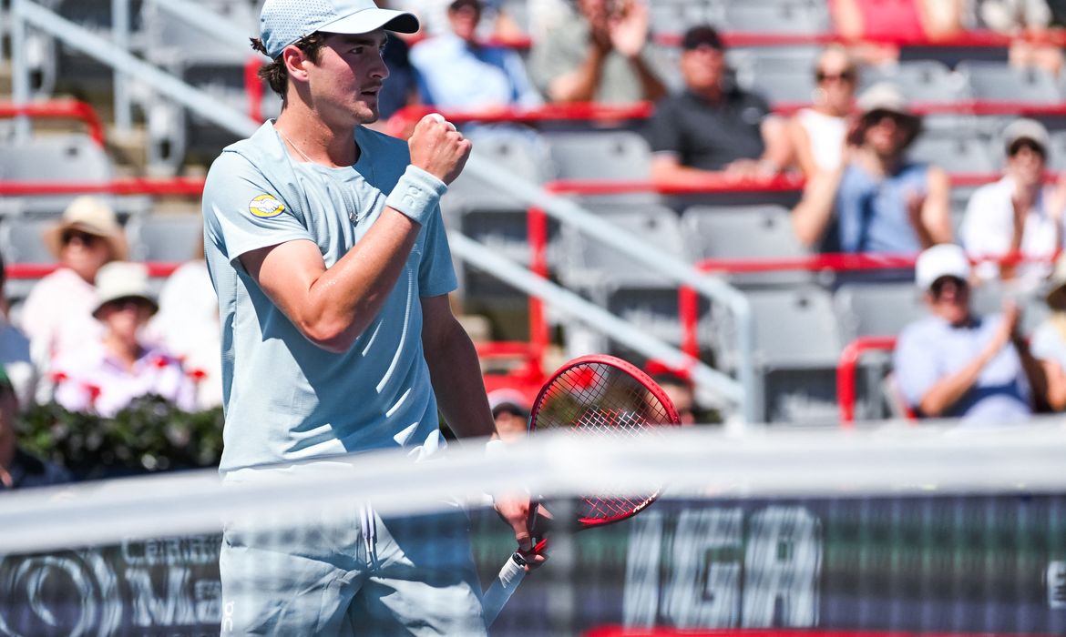 Vitória histórica de João Fonseca elimina Tsitsipas e quebra jejum brasileiro no Masters 1000 de Montreal