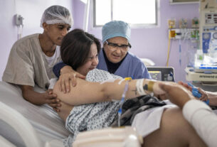 A doula voluntária que há quase três décadas acolhe gestantes em hospital público de São Paulo