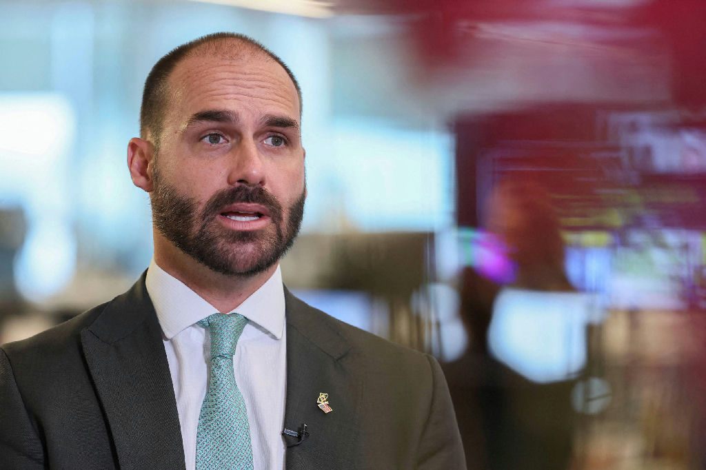 Abandono de cargo: as regras que levaram à demissão de Eduardo Bolsonaro da PF