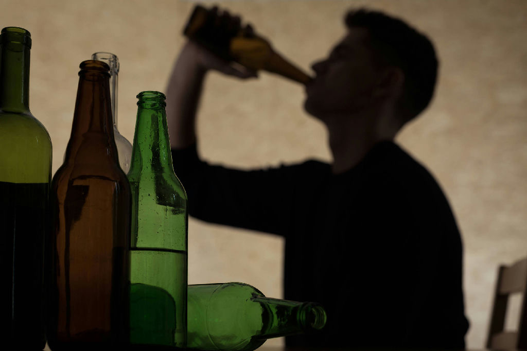 Álcool na adolescência: pesquisa detalha impactos cerebrais duradouros até a vida adulta