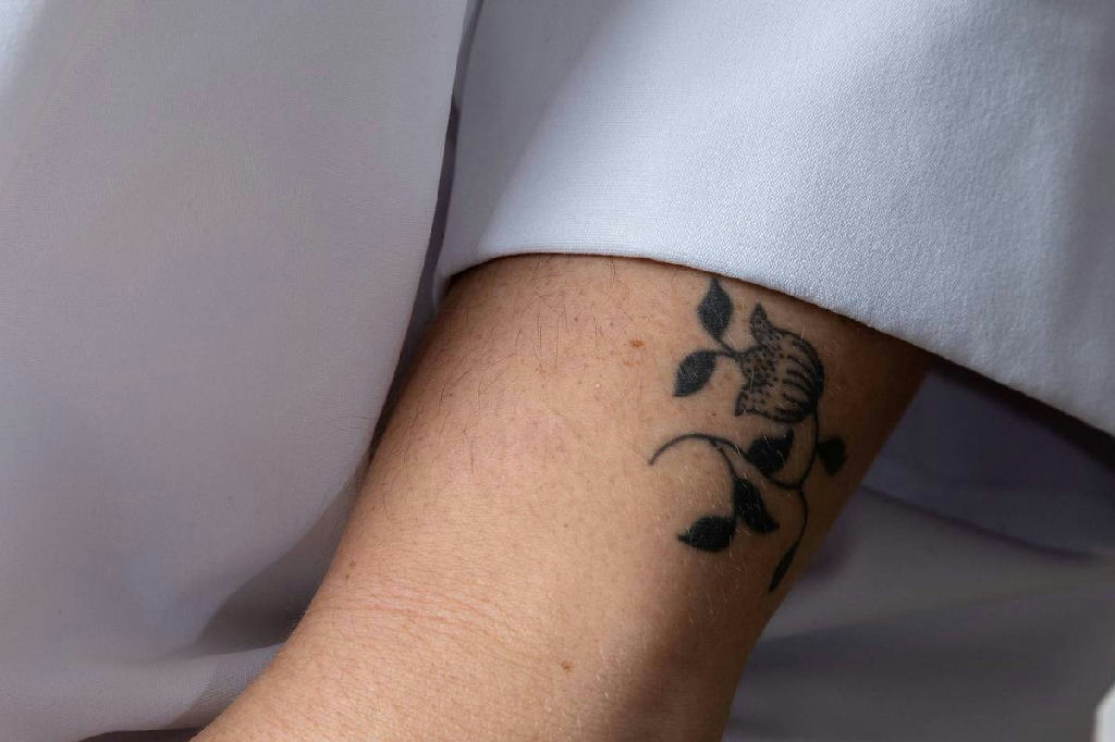 Além da arte na pele: o que a ciência investiga sobre a segurança das tatuagens