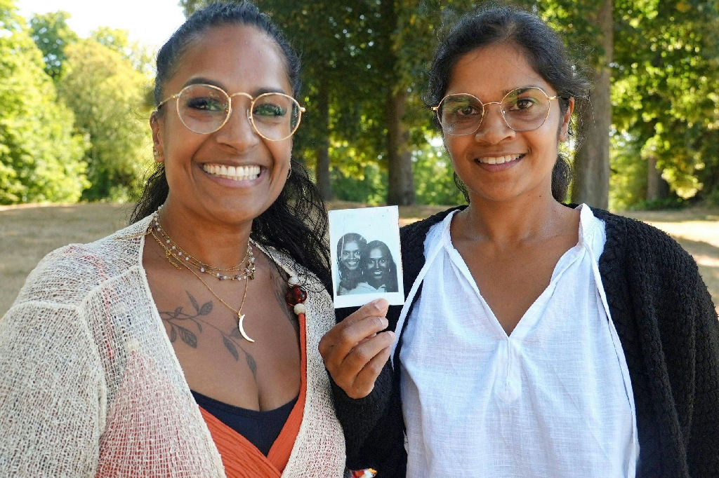 Amizade de décadas revela segredo: exame de DNA confirma que melhores amigas são irmãs