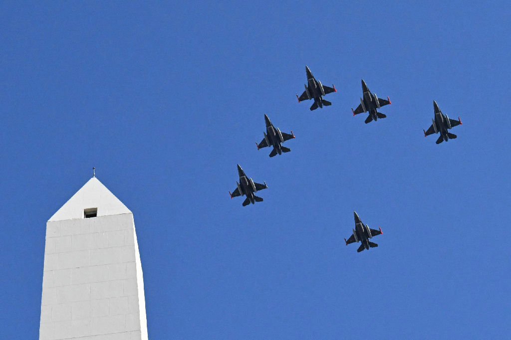 Argentina acelera rearmamento militar com apoio estratégico de Donald Trump