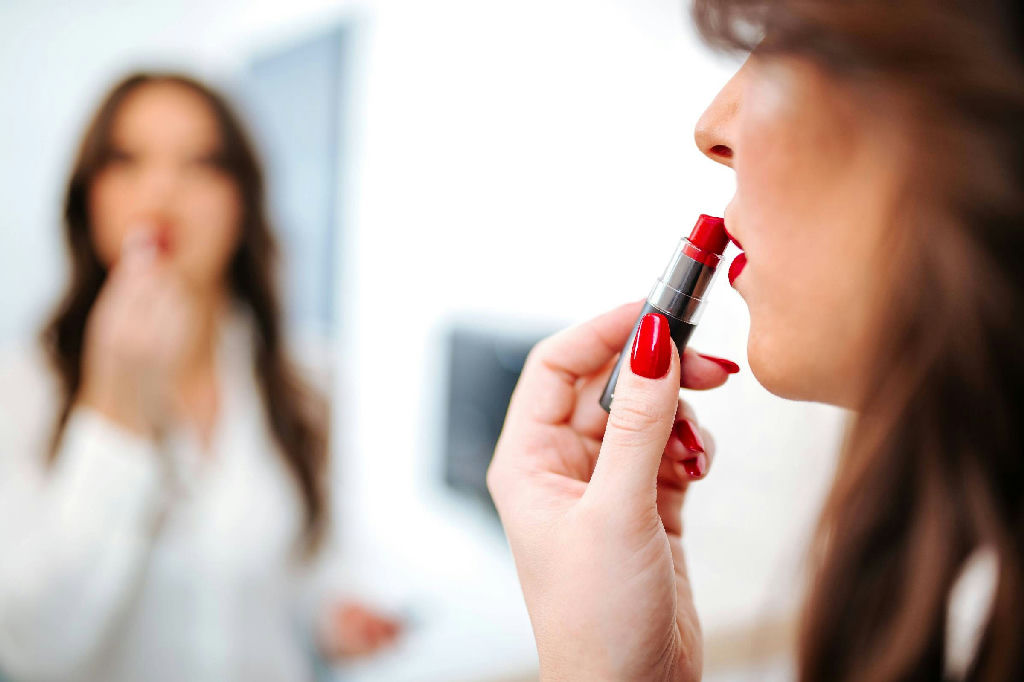 Batom vermelho no ambiente profissional: como adaptar o clássico sem perder a identidade