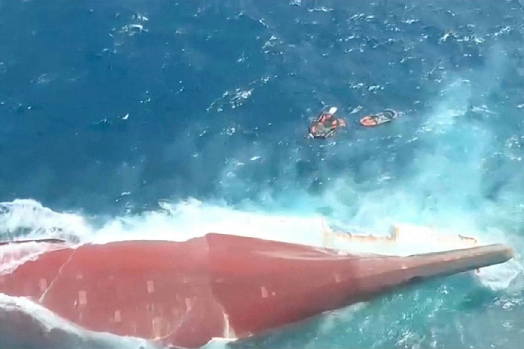Busca por 129 desaparecidos em naufrágio na Indonésia enfrenta mar turbulento