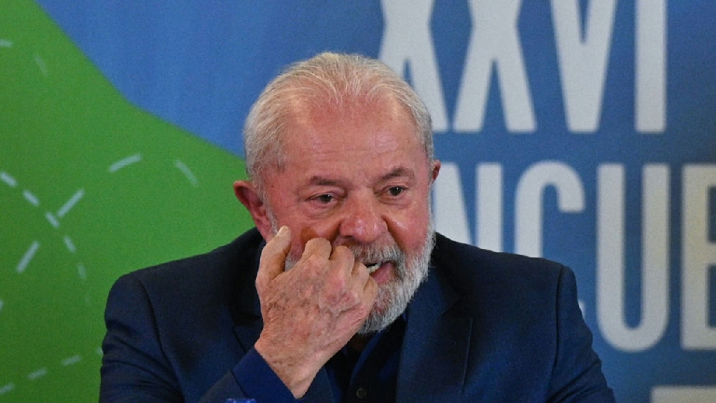 Campanha de Lula enfrenta críticas por uso de símbolos religiosos em estratégia eleitoral