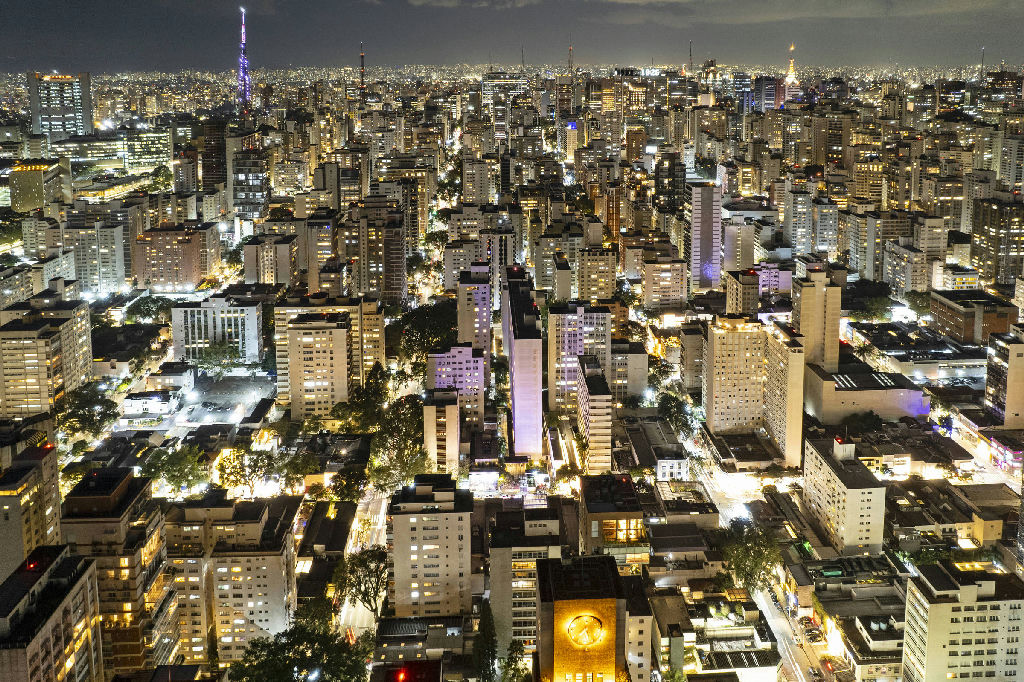 Denúncia de conflito de interesses agita licitação bilionária da iluminação pública na gestão Nunes