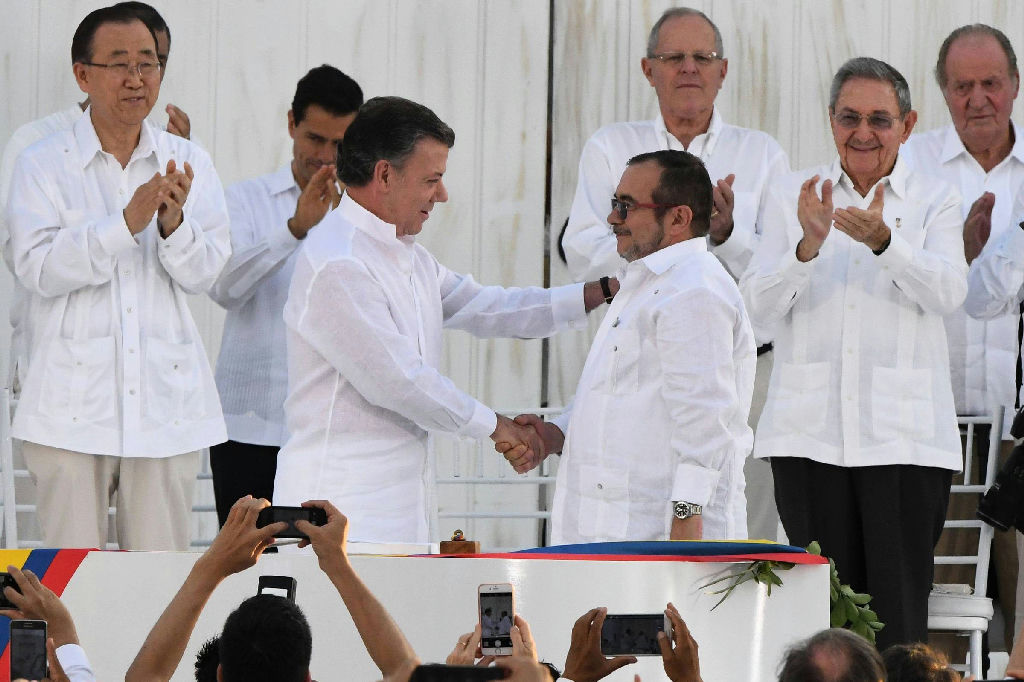 Dez anos após acordo histórico, Colômbia enfrenta desafios na implementação da paz