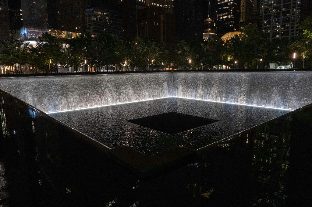 Drones iluminam o céu de Nova York em homenagem às vítimas do 11 de Setembro