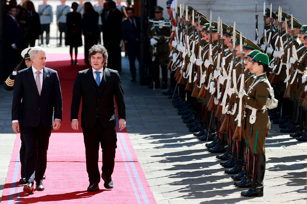 Em visita ao Chile, Milei defende legado de Pinochet e prega união da direita regional