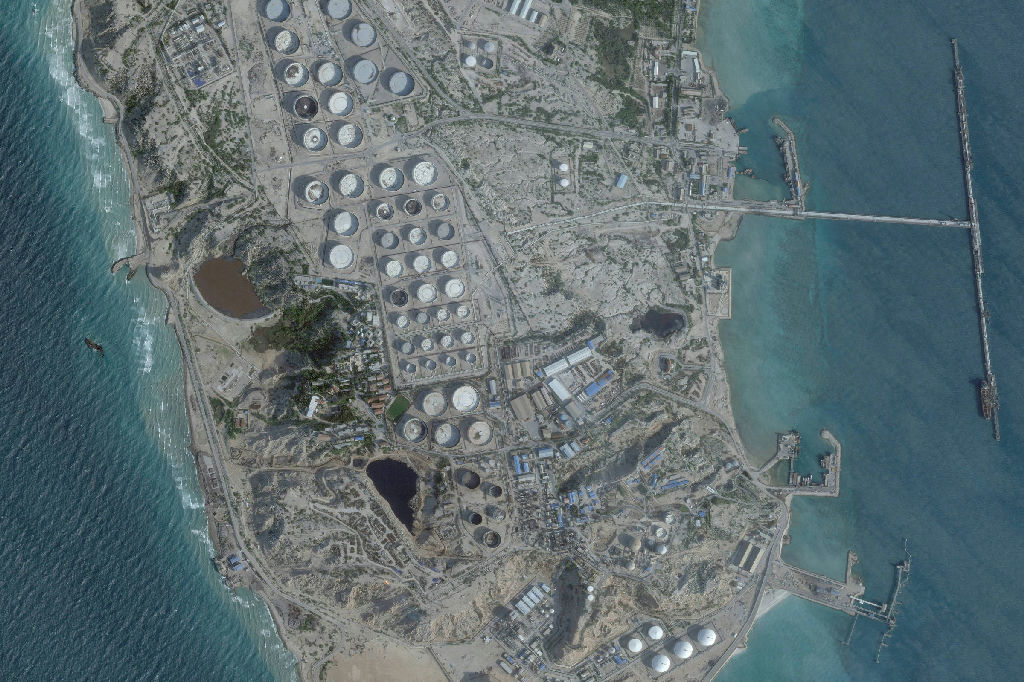 Escalada no Golfo: EUA destroem petroleiros iranianos após ataques a navios