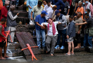 Famílias realizam funerais simbólicos no Nepal após avalanche devastadora