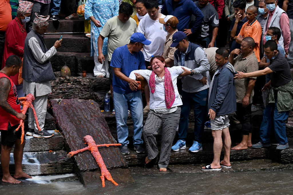 Famílias realizam funerais simbólicos no Nepal após avalanche devastadora