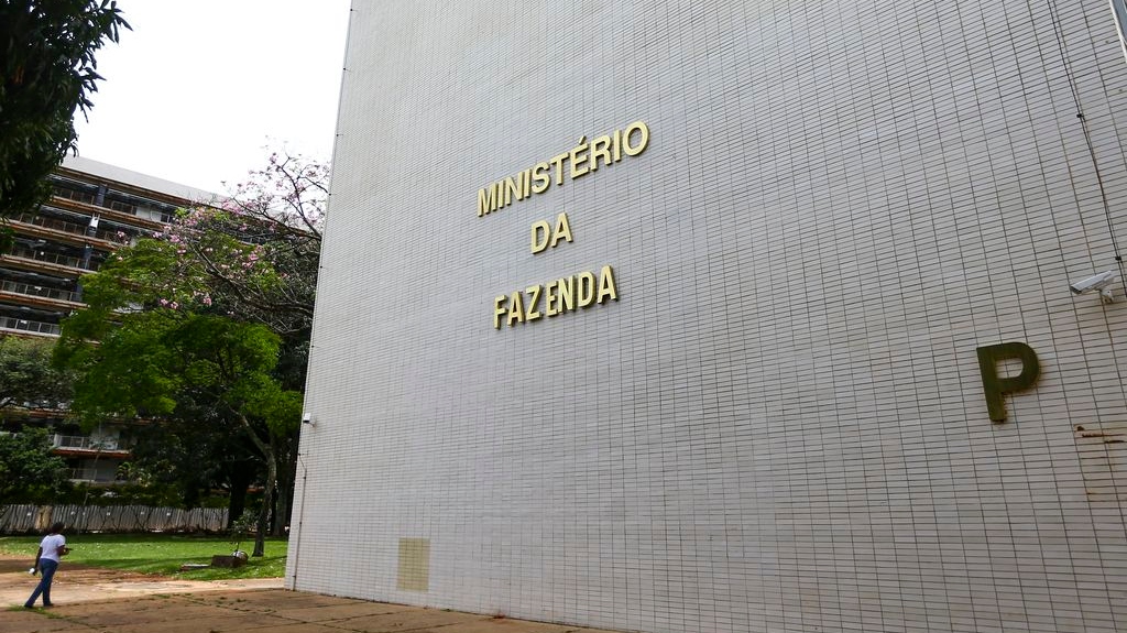 Fazenda revisa projeções e aponta desaceleração na economia brasileira para próximos anos